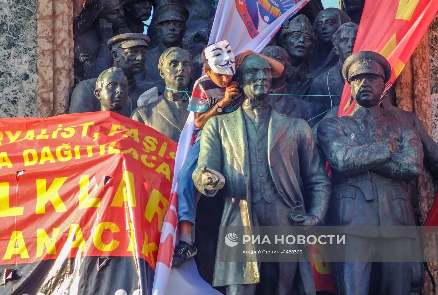 Демонстрации на площади Таксим в Стамбуле