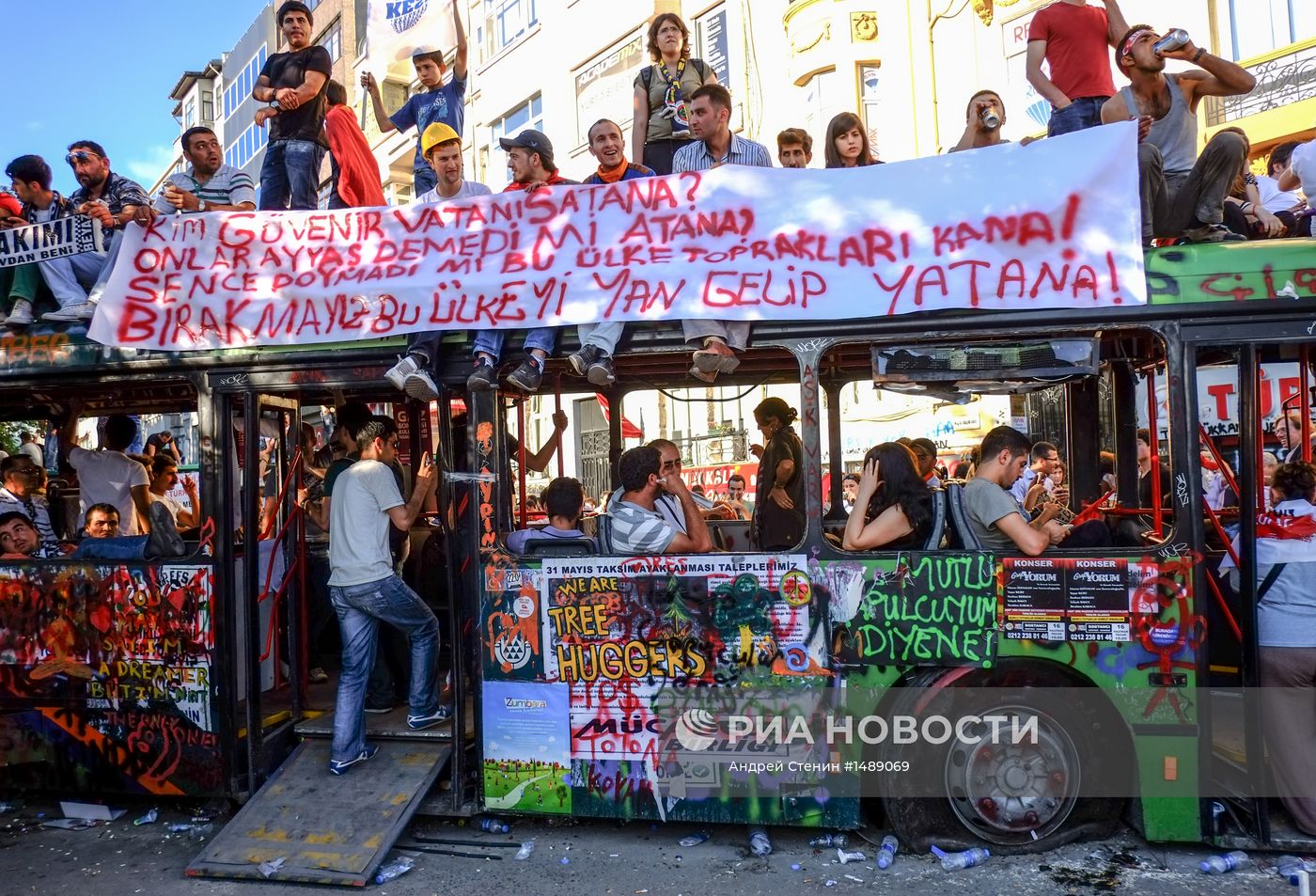 Протестующие на площади Таксим в Стамбуле