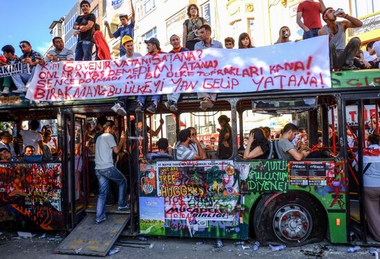 Протестующие на площади Таксим в Стамбуле