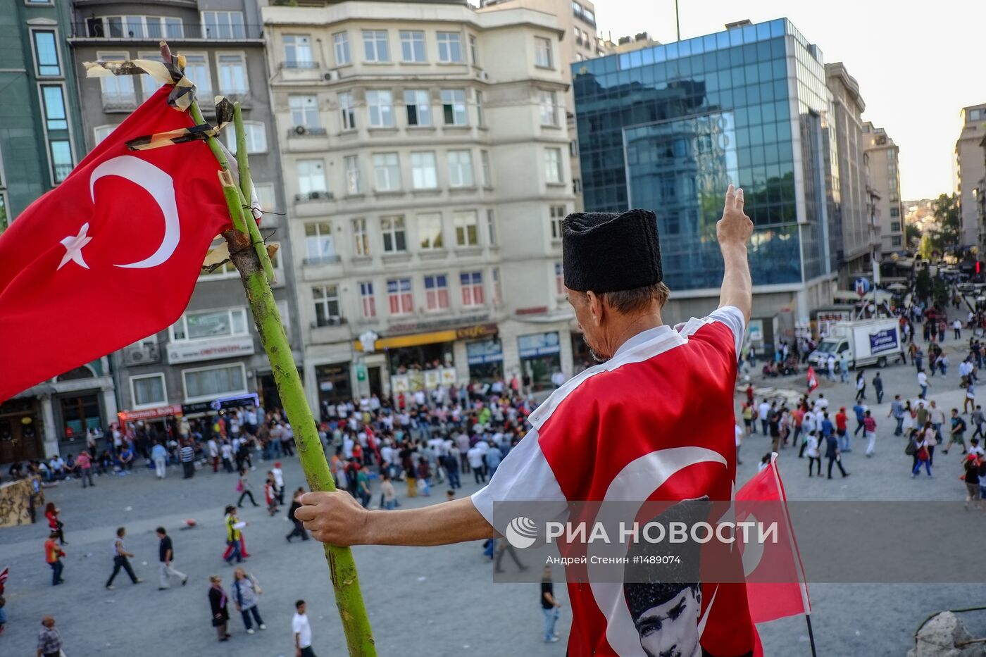 Протестующие на площади Таксим в Стамбуле