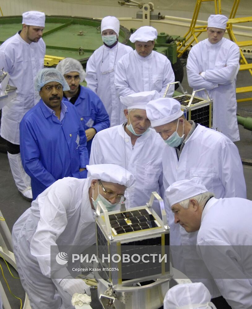 Подготовка одного из спутников Saudicomsat к запуску в космос