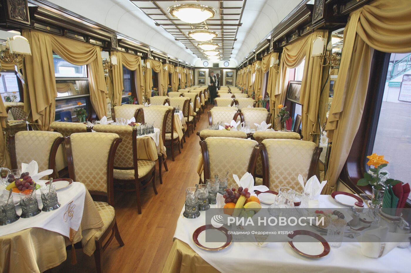 Вагон-ресторан поезда "Золотой Орел – Транссибирский экспресс"