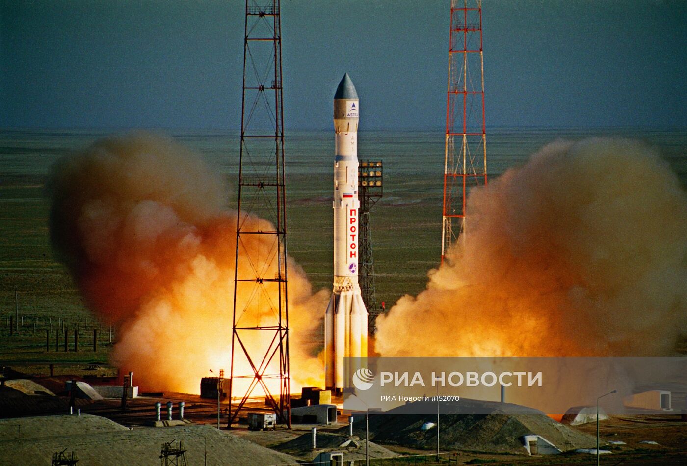 Старт ракеты-носителя "Протон" с космодрома "Байконур"