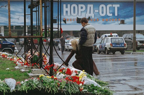 Возложение цветов к зданию Театрального центра на Дубровке