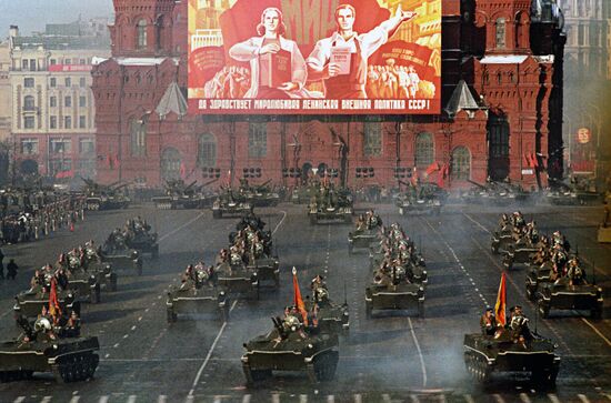 МОСКВА КРАСНАЯ ПЛОЩАДЬ 7 НОЯБРЯ ПАРАД