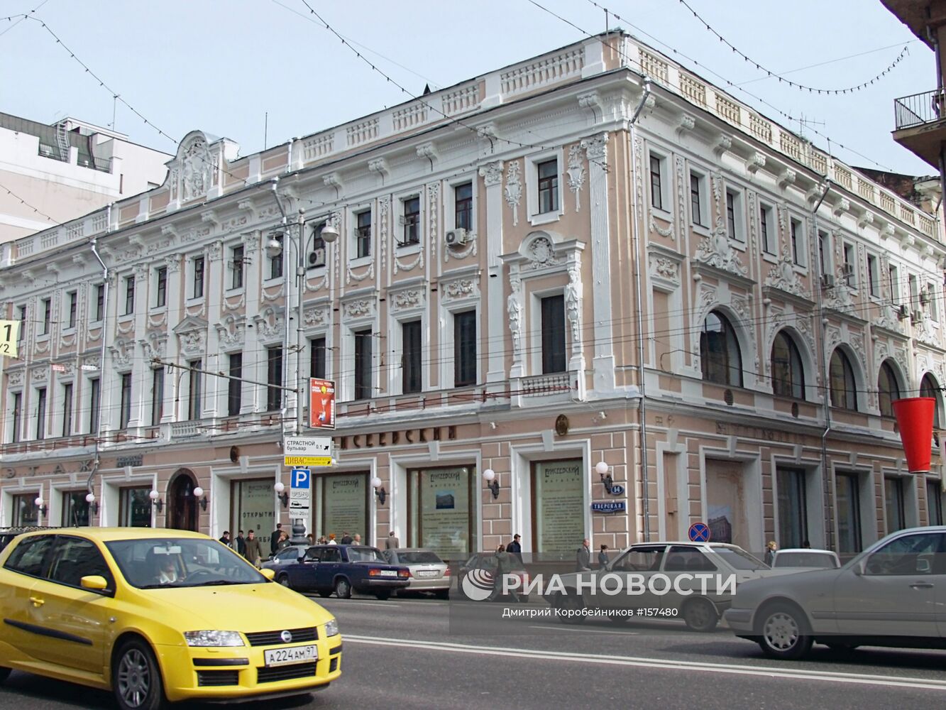 Здание "Елисеевского" магазина на Тверской улице в Москве