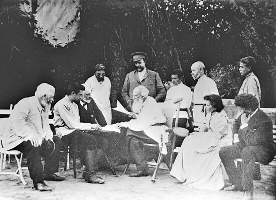 Лев Толстой в кругу друзей и гостей