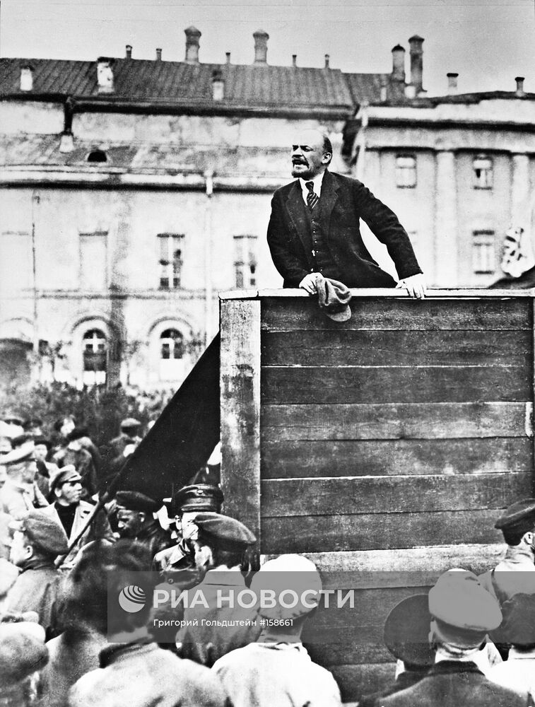 Владимир Ленин выступает с речью