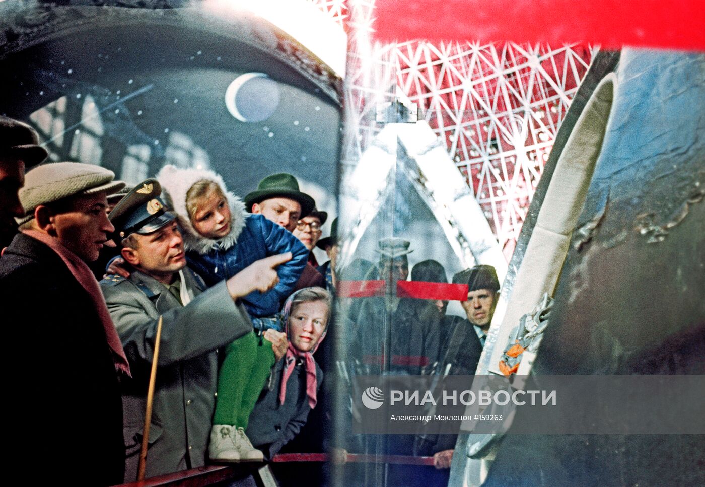 Юрий Гагарин в павильоне ВДНХ
