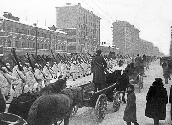 Отправка бойцов Красной Армии на фронт после парада