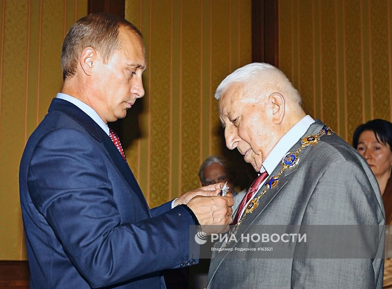 Вручение В.Путиным ордена Андрея Первозванного Р.Гамзатову