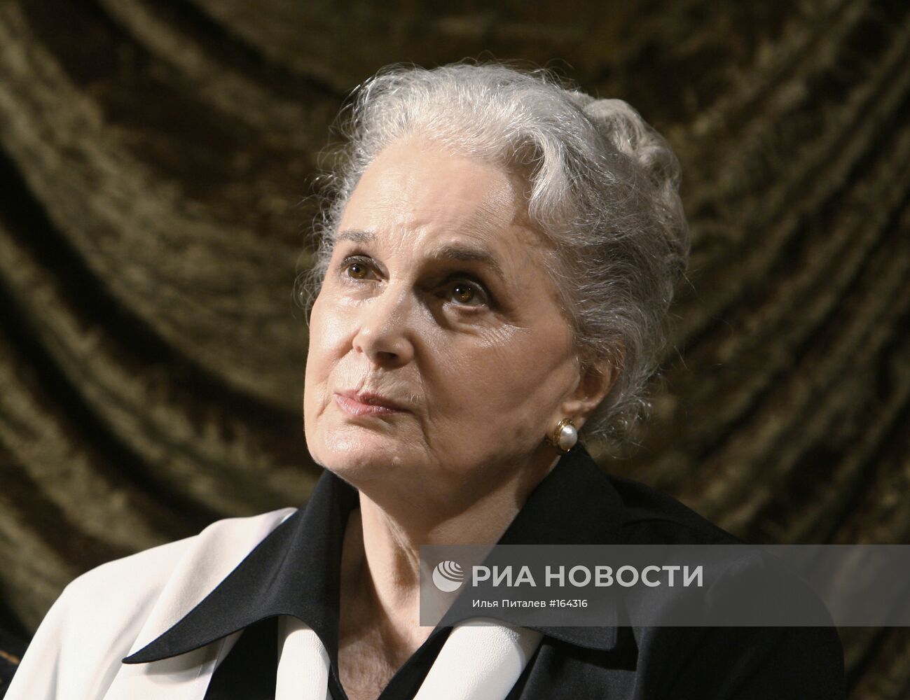ЭЛИНА БЫСТРИЦКАЯ