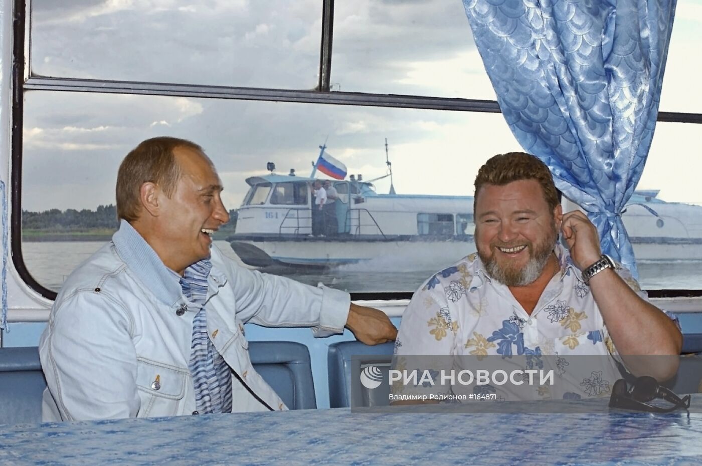 В.Путин и М.Евдокимов во время прогулки на катере по реке Катунь
