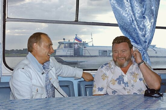 В.Путин и М.Евдокимов во время прогулки на катере по реке Катунь