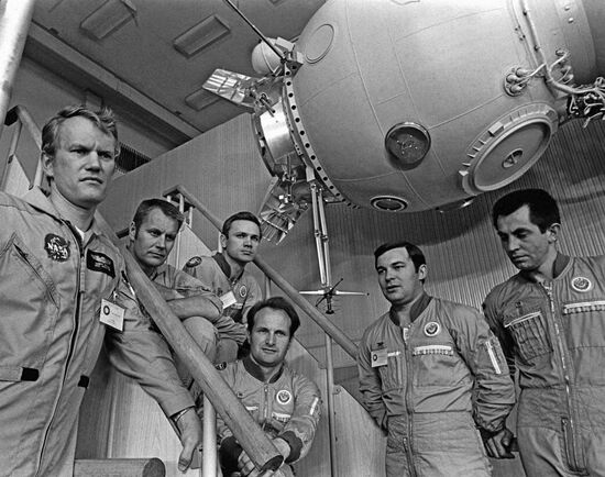 Советские космонавты и американские астронавты