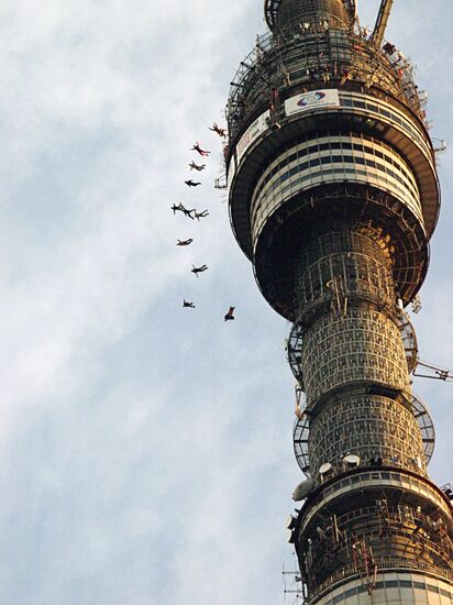 МОСКВА ФЕСТИВАЛЬ БЭЙС-ДЖАМПИНГ ПРЫЖОК ОСТАНКИНСКАЯ БАШНЯ