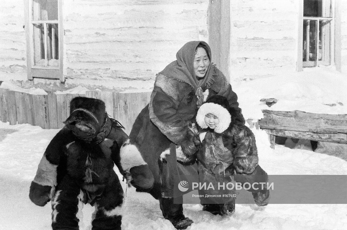 ЧУКОТКА ЗИМА МАМА ДЕТИ ПРОГУЛКА