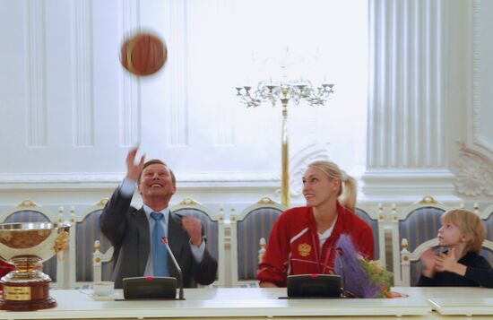 Встреча С.Иванова с баскетболистками