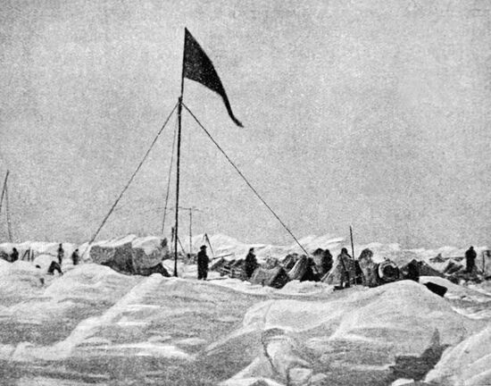 Лагерь экспедиции О.Шмидта на льдах Арктики