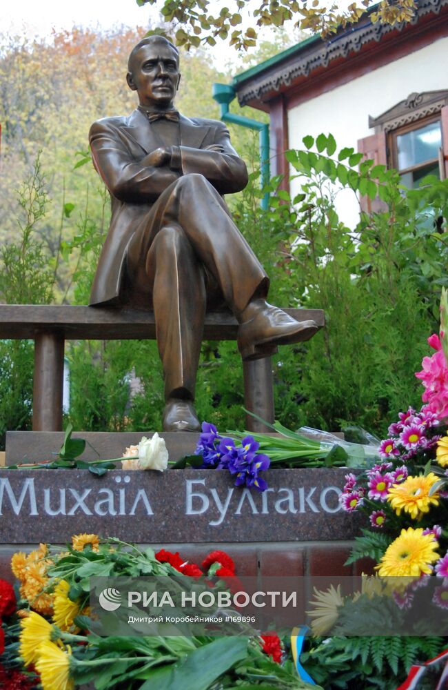 Памятник известному писателю Михаилу Булгакову