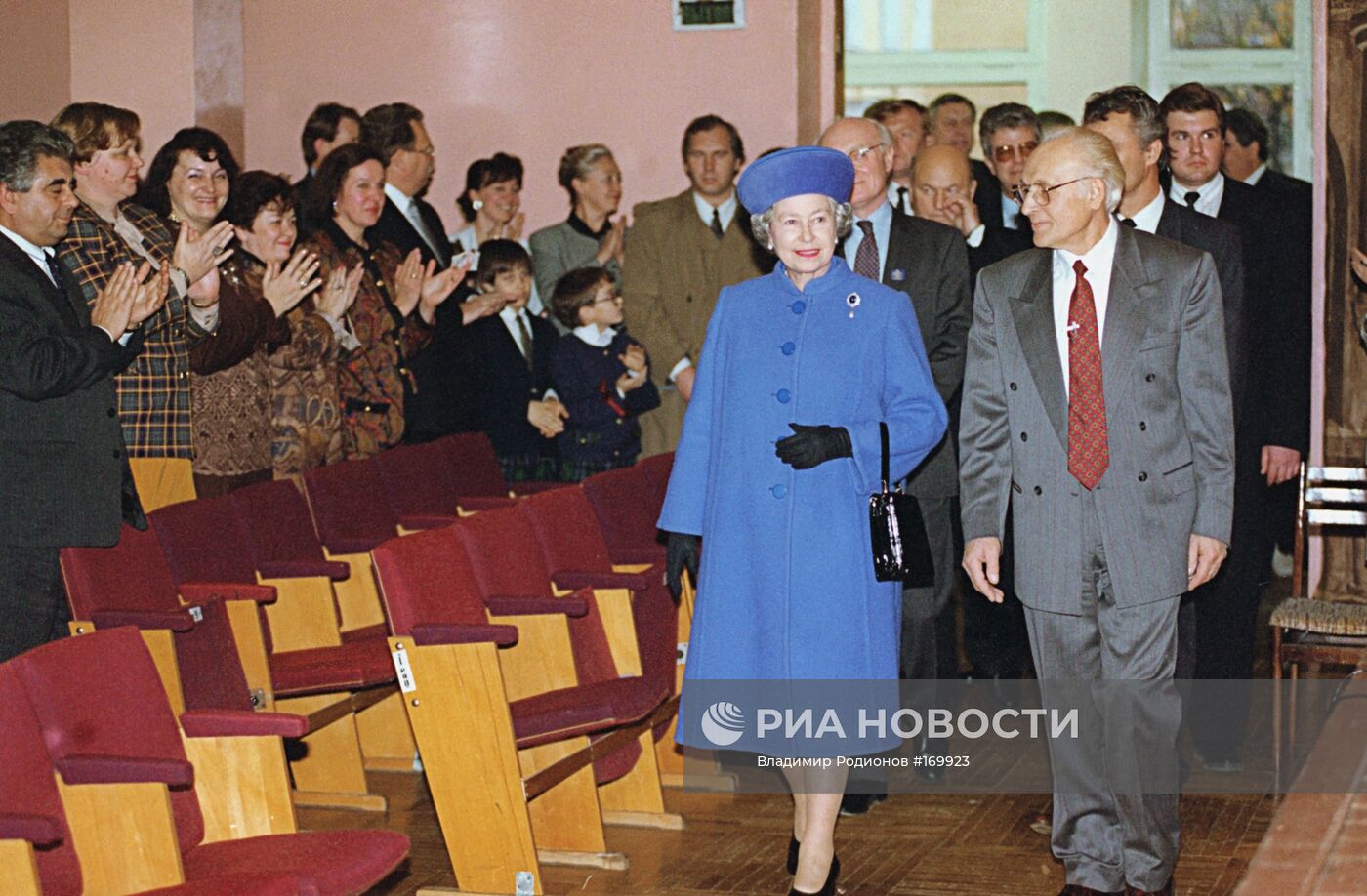 МОСКВА ЕЛИЗАВЕТА II ФИЛИПП ВИЗИТ ГИМНАЗИЯ ПОСЕЩЕНИЕ