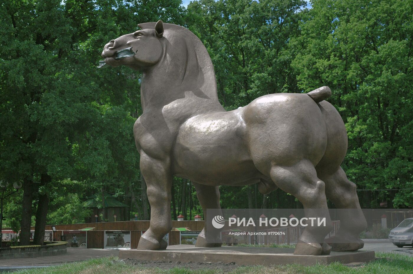 Памятник коню