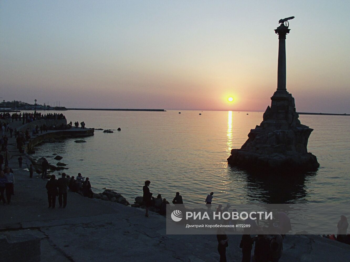 СЕВАСТОПОЛЬ БУХТА ПАМЯТНИК ЗАТОПЛЕННЫМ КОРАБЛЯМ