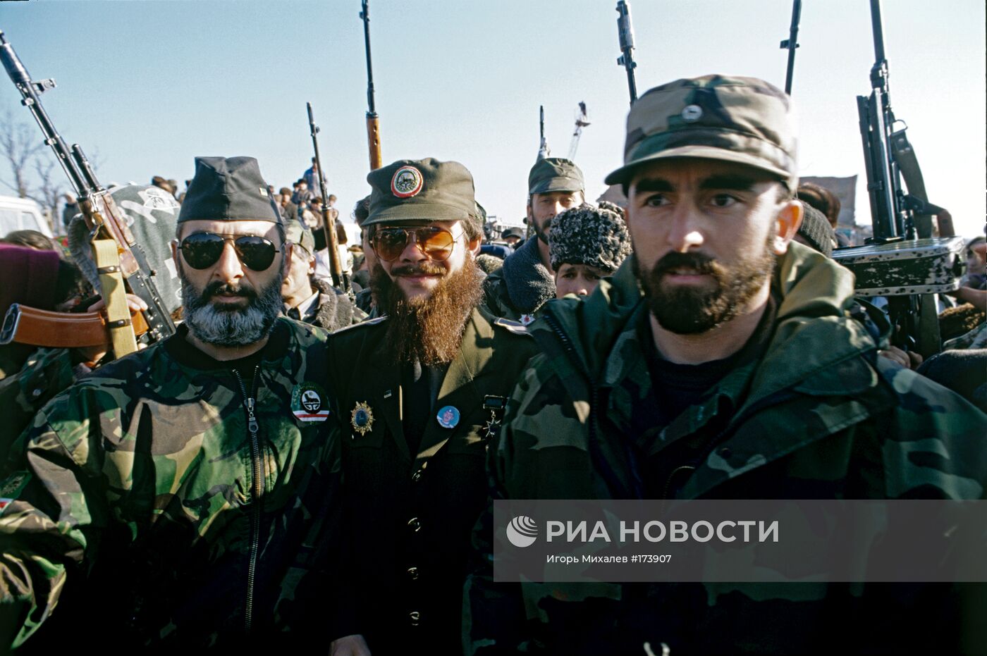 С.Радуев со своими сторонниками во время митинга в Грозном