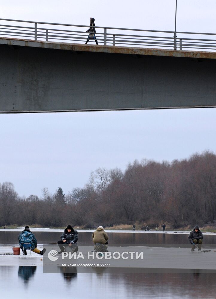 Рыбаки на реке Волхов