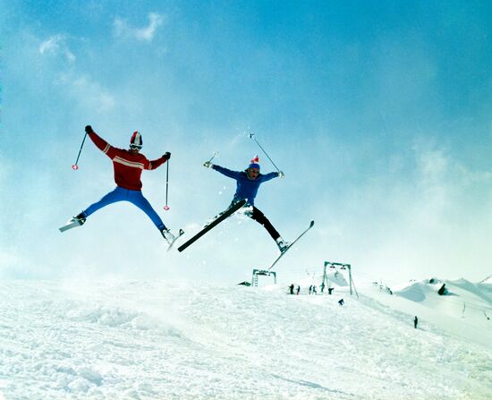 КАБАРДИНО-БАЛКАРИЯ ПРИЭЛЬБРУСЬЕ БАЗА ЛЫЖНИКИ ПРЫЖОК