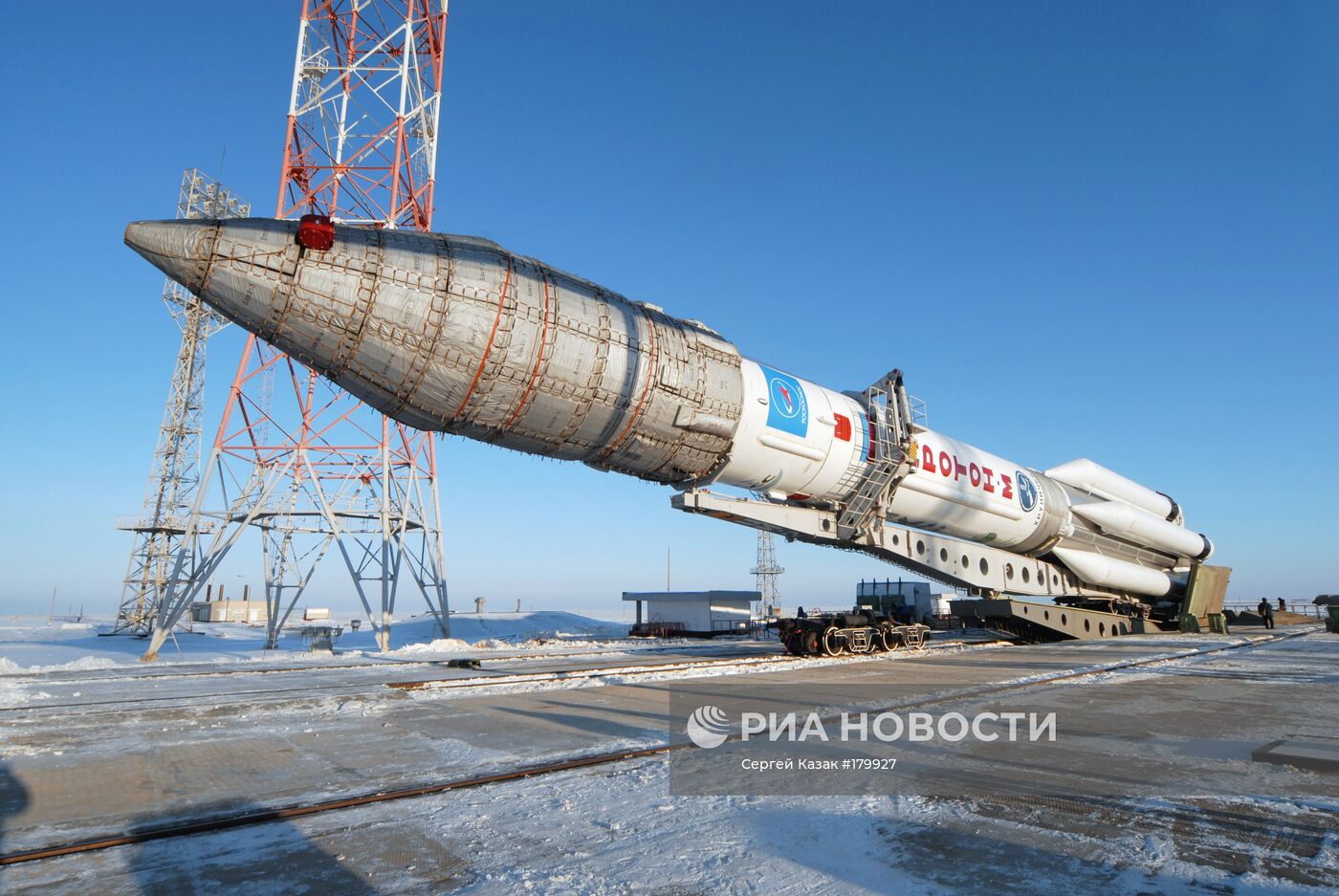 Вывоз ракеты космического назначения "Протон-М"