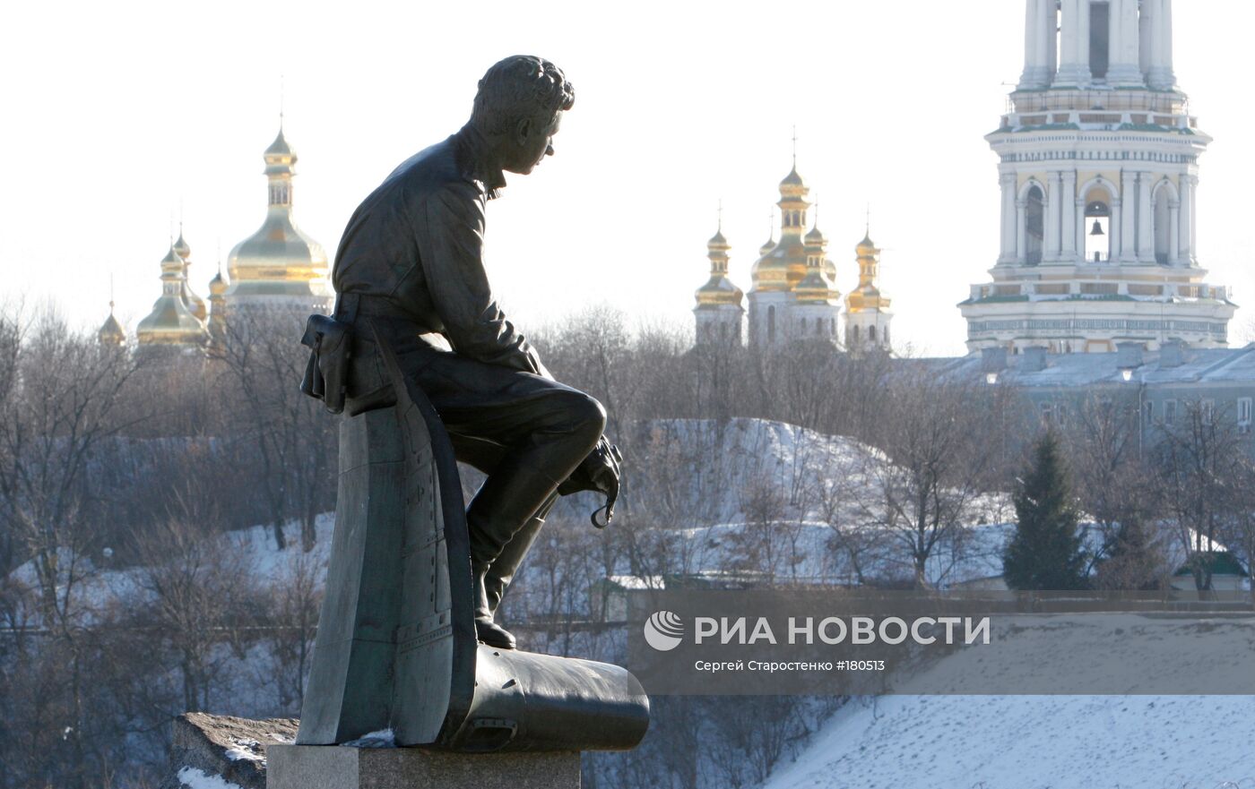 Памятник Леониду Быкову в Киеве