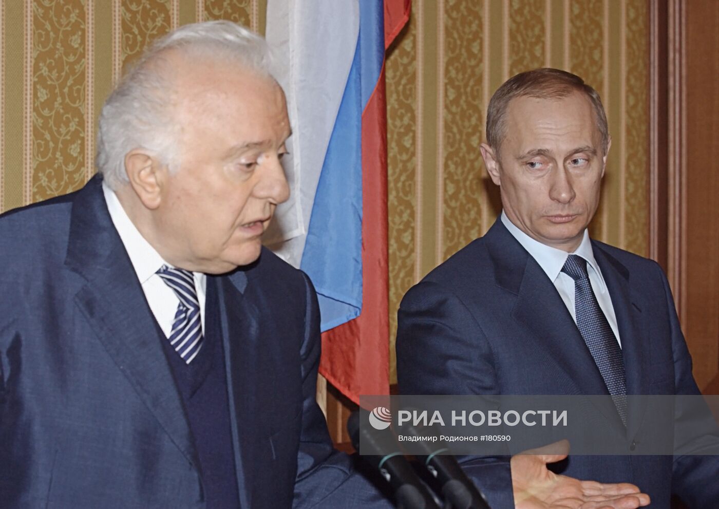 ПУТИН ШЕВАРДНАДЗЕ ПРЕЗИДЕНТЫ РОССИЯ ГРУЗИЯ ПЕРЕГОВОРЫ