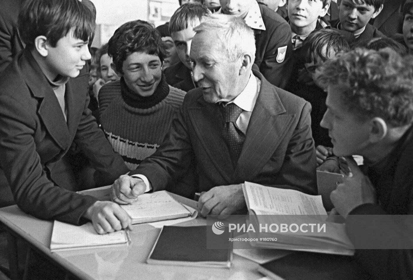 КОЛМОГОРОВ АКАДЕМИК ФИЗИКО-МАТЕМАТИЧЕСКАЯ ШКОЛА УЧЕНИКИ