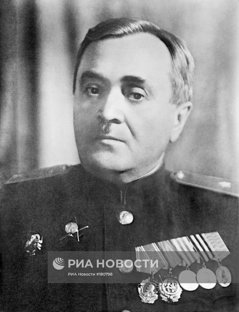 Основатель Краснознамённого ансамбля песни и пляски СА А.Алексан