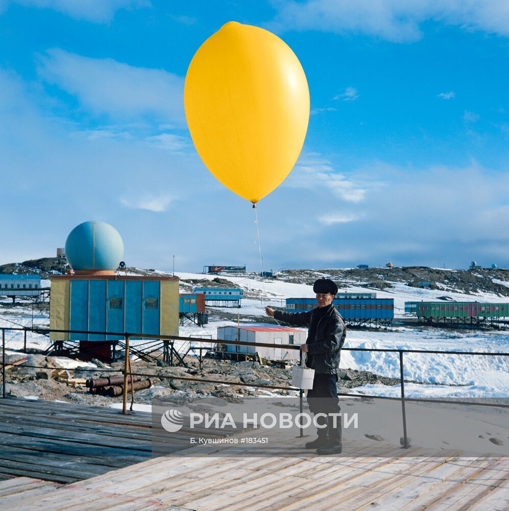 Запуск радиозонда в Антарктиде