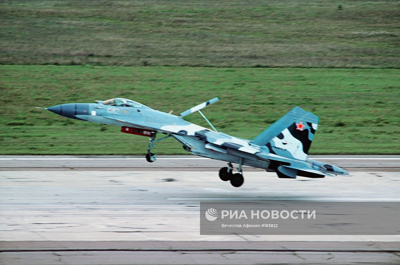 Истребитель Су-30МКИ на взлетном поле