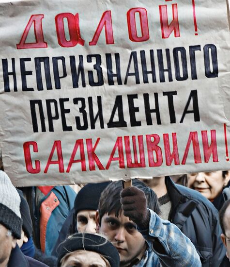 Акция протеста оппозиции прошла перед парламентом Грузии 