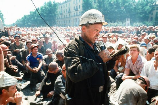 КЕМЕРОВСКАЯ ОБЛАСТЬ ПРОКОПЬЕВСК ШАХТЕРЫ МИТИНГ ЗАБАСТОВКА