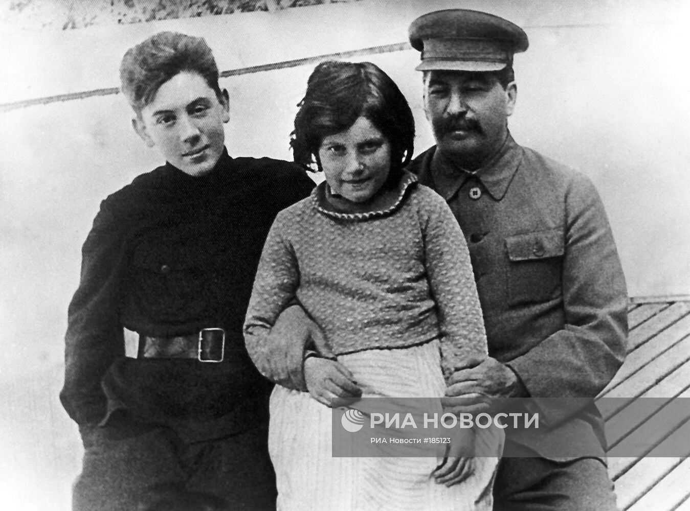И.В.Сталин со своими детьми - Светланой и Василием | РИА Новости Медиабанк