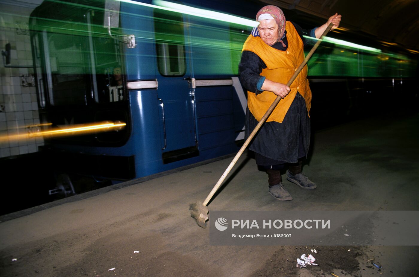 МОСКВА МЕТРО СТАНЦИЯ ПЕРРОН УБОРКА