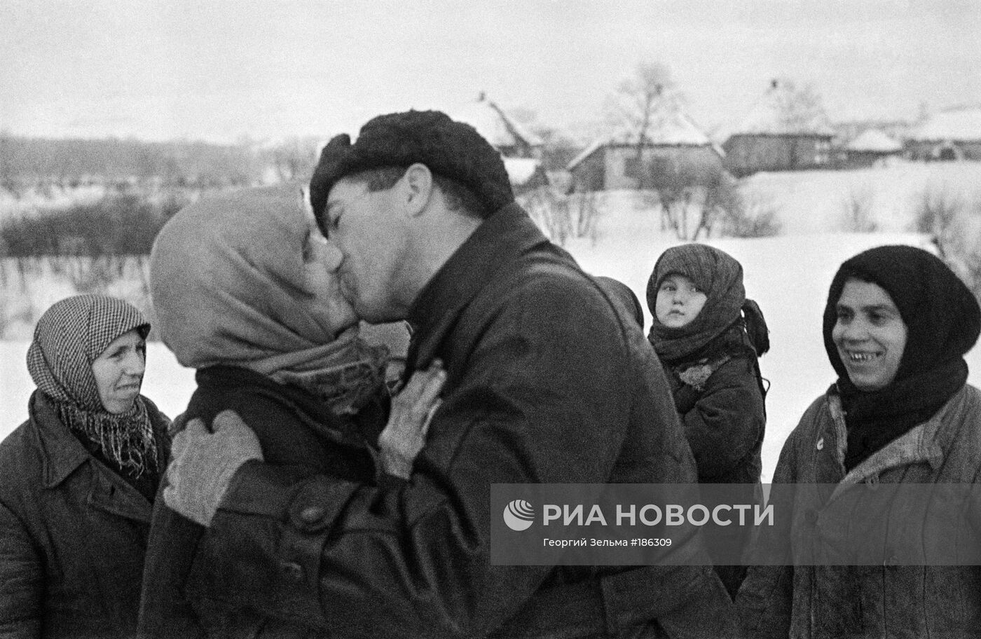 Встреча бойцов Советской Армии в освобожденном украинском селе
