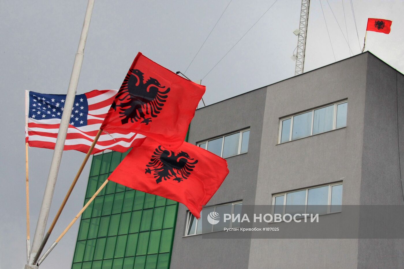 Албанские и американский флаги 