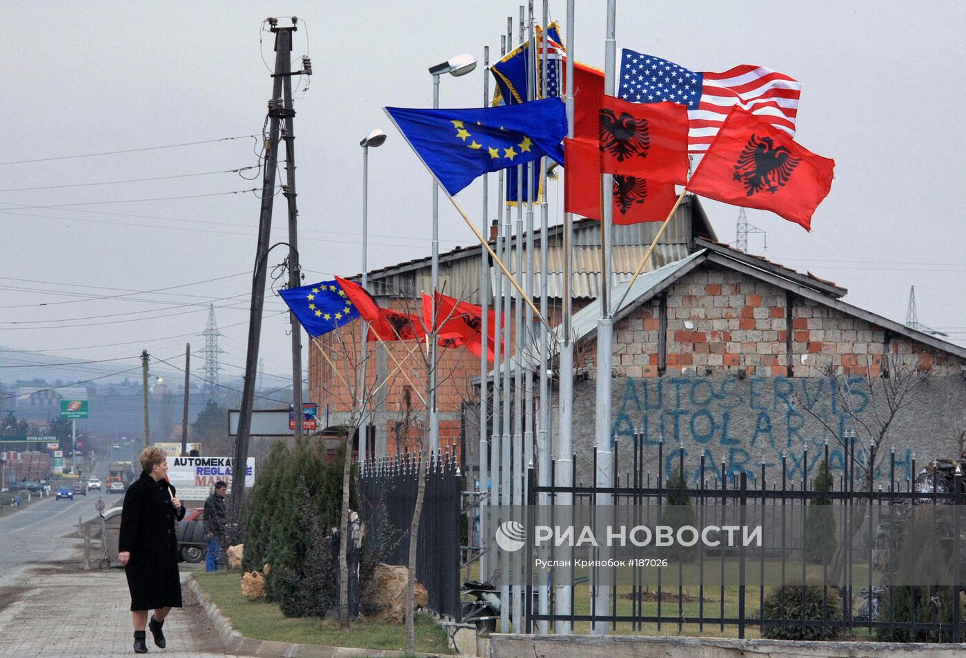 Флаги Албании, США и Евросоюза