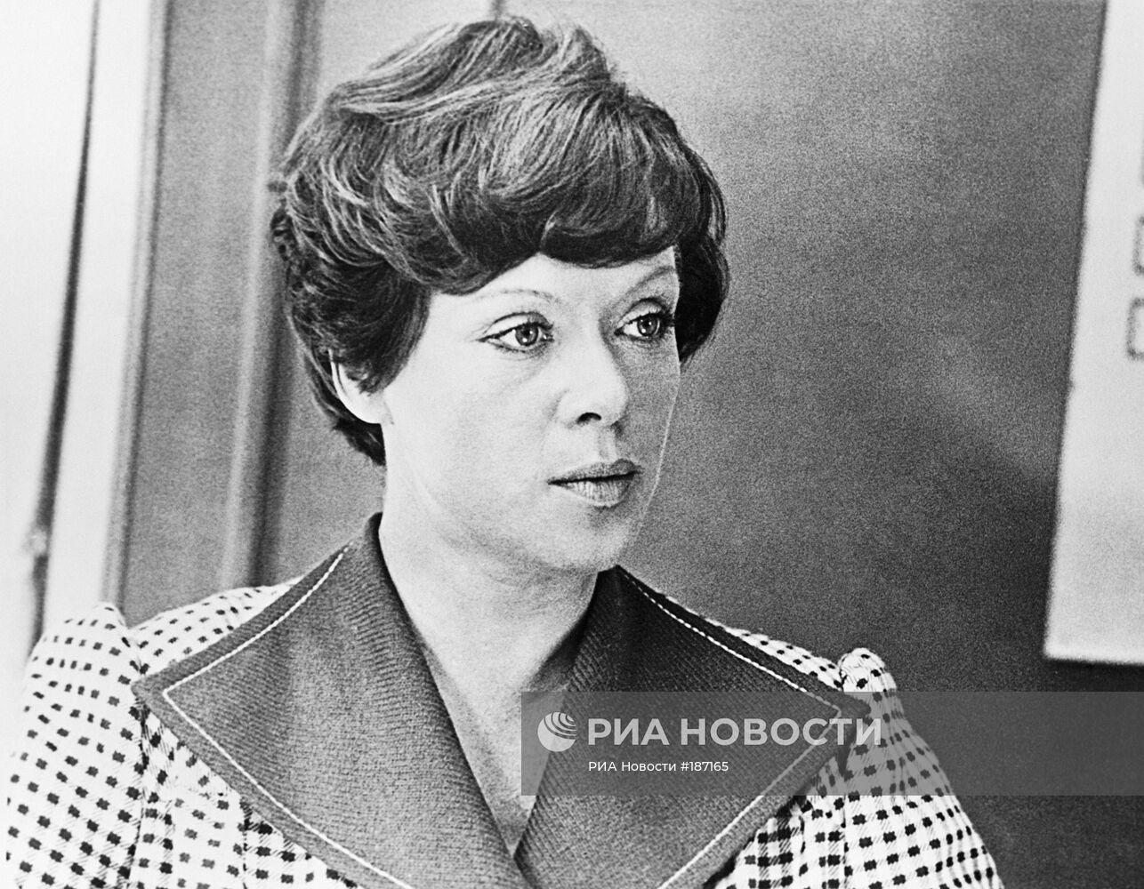 Алиса Фрейндлих в фильме "Служебный роман"