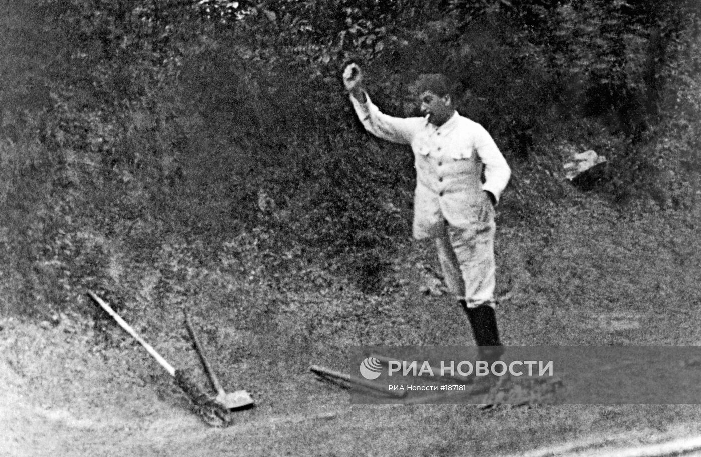 И.В. Сталин во время игры в городки