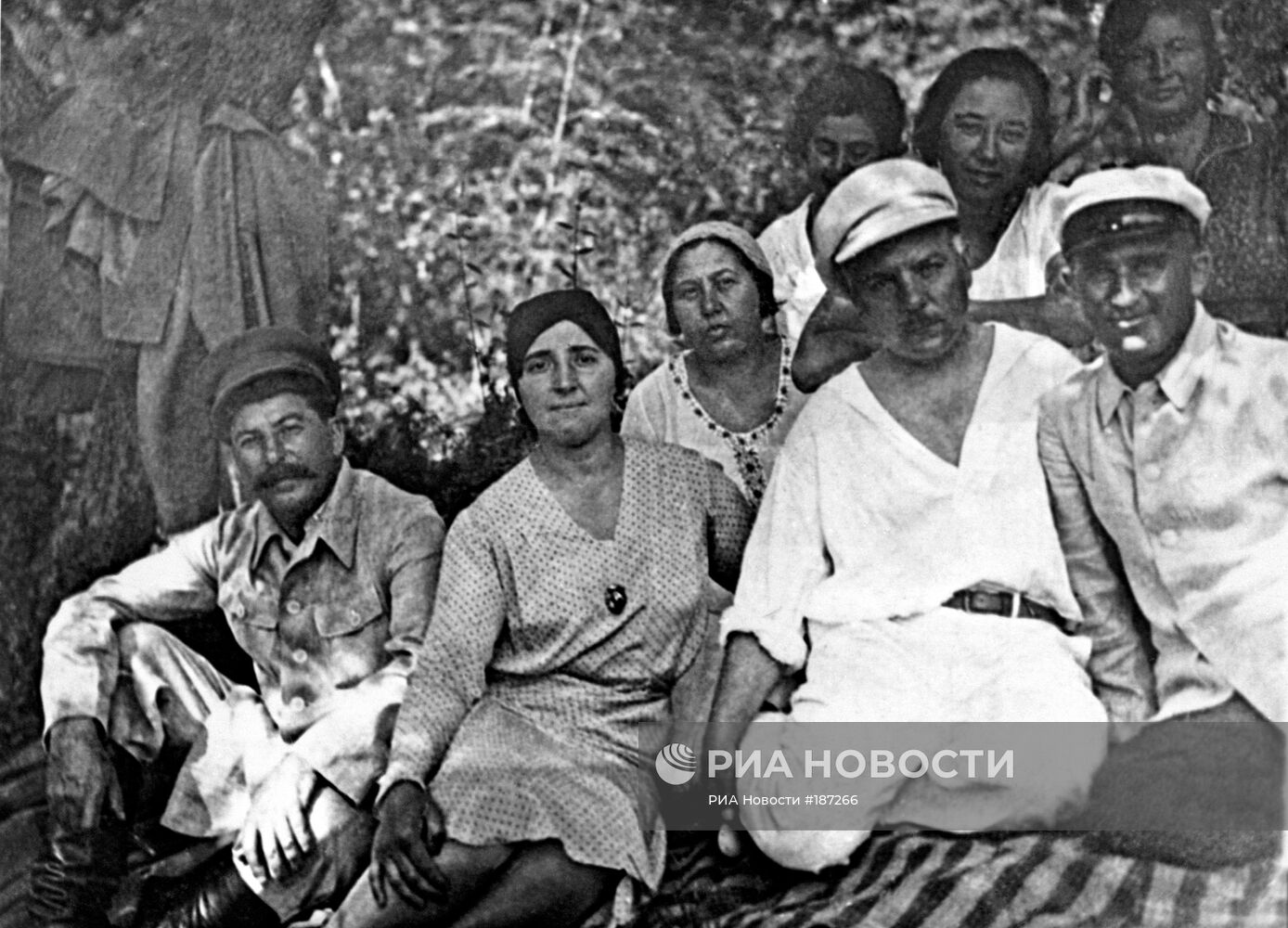 И.В. Сталин, Н. Аллилуева, К.Е. Ворошилов во время отдыха