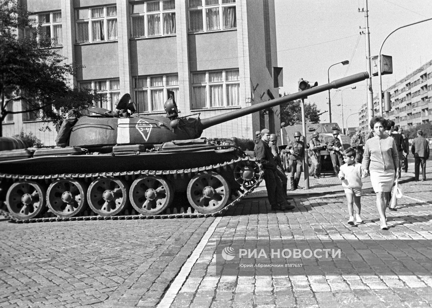 Советский танк на одной из улиц Праги
