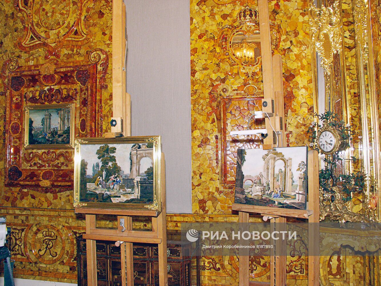 Восстановленная часть Янтарной комнаты в Екатерининском дворце