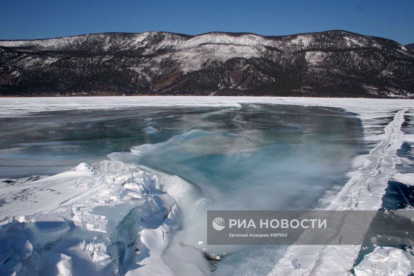 Озеро Байкал, покрытое льдом